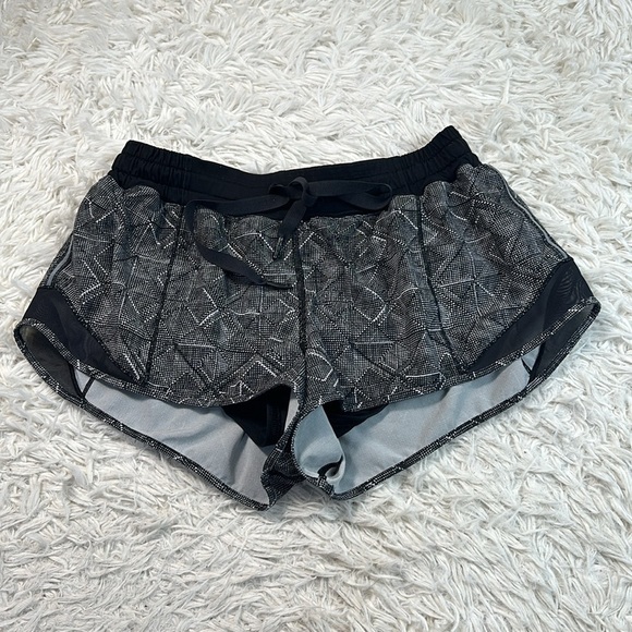 Lululemon Hotty Hot Short (2.5" ) Formation Alpine White Black / Black - Picture 1 of 7